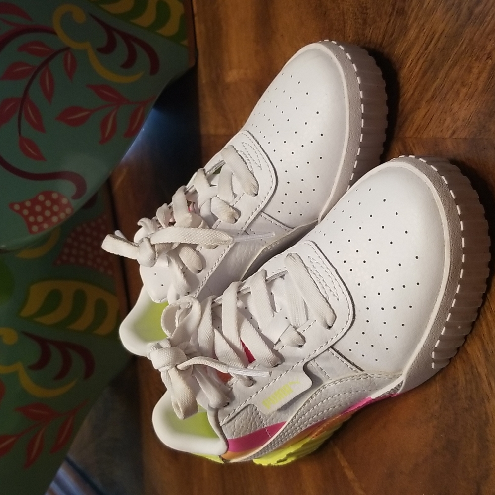 GIRLS PUMA SNEAKERS....Size: US 12C
